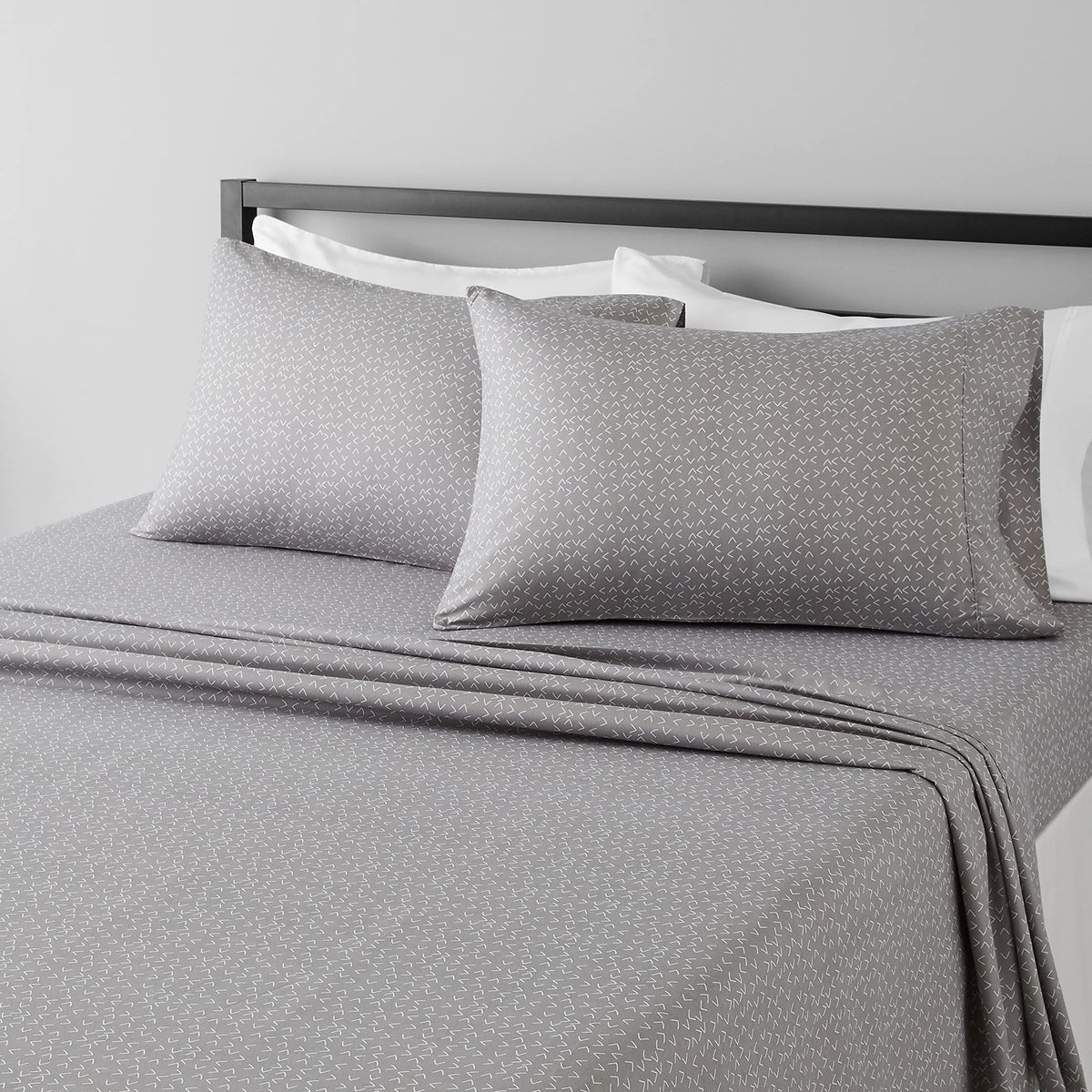 Amazon Basics Lightweight Super Soft Breathable Wrinkle-Resistant Microfiber 4-Piece Bed Sheet Set with 14-Inch Deep Pockets, Queen, Bright White, Solid